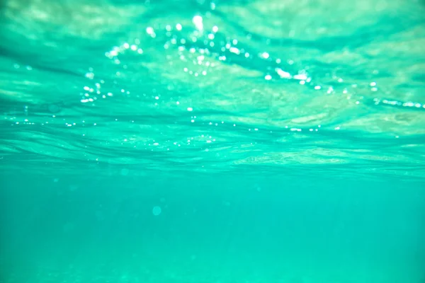 Бирюзовое Спокойное Море Волнами Лучами Солнечного Света Сияющими Сквозь Водой — стоковое фото