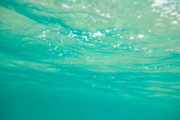 Mar Calmo Turquesa Com Ondas Raios Luz Solar Brilhando Através — Fotografia de Stock