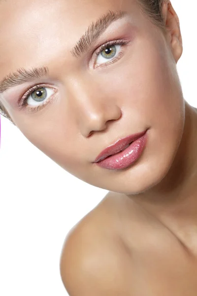 Portret Pięknej Młodej Kobiety Czystą Skórą Delikatnym Makijażem Zabiegiem Kosmetycznym — Zdjęcie stockowe
