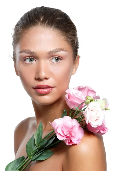 Portret Pięknej Młodej Kobiety Czystą Skórą Delikatnym Makijażem Różowymi Kwiatami — Zdjęcie stockowe