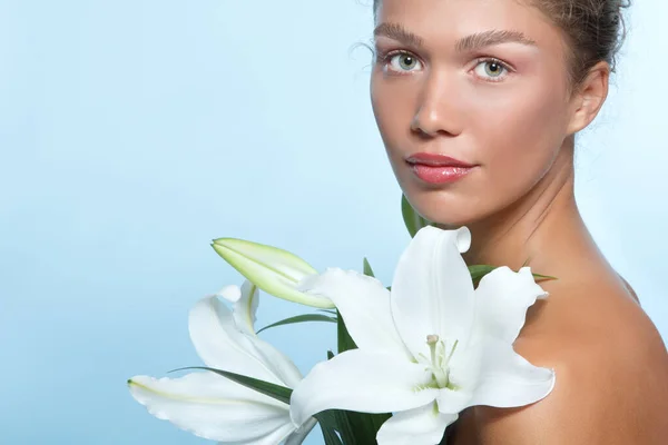 Porträtt Vacker Ung Kvinna Med Ren Hud Mjuk Dag Makeup — Stockfoto