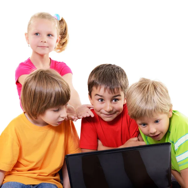 Grupo Niños Primaria Con Interés Mira Pantalla Del Monitor Aislados —  Fotos de Stock