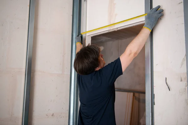 Trabalhador Masculino Atribui Perfil Para Drywall Para Quarto Prova Som — Fotografia de Stock