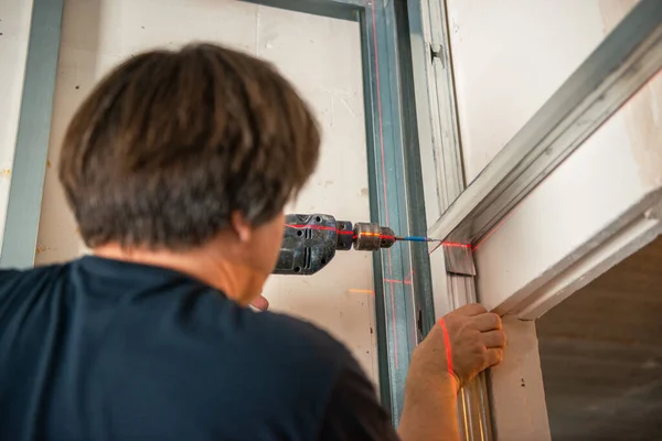 Maschio Lavora Con Profilo Cartongesso Impostazione Assemblaggio Con Trapano Lavori — Foto Stock