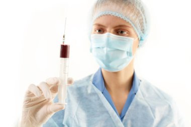 Coronavirus salgını konsepti. Kişisel hijyen ve Covid-19 'dan korunmak için koruyucu giysi, maske ve steril tıbbi eldiven giyen kadın doktor veya hemşire kan testi yaptırır.