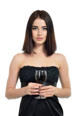 Güzel bayan alkollü içki içer. Genç ve çekici bir kadın elinde bir kadeh kırmızı şarap tutuyor.. 