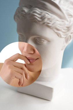 Çağdaş alçı heykel başı kolajı ve mavi arka planda yüzünün yanında el ele tutuşan genç düşünceli kadın. Antika ve modernlik. 