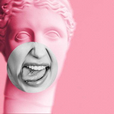 Popüler sanat tarzında alçı heykelin çağdaş kolajı pembe ve duygusal moda genç kadın piercingli dilini gösteriyor 