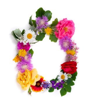 Çiçekli yaz yazı tipi. Konsept alfabe tasarımı, 0 harfi. Mevsimlik dekoratif farklı renkte çiçek ve çimenlerin güzel şekilleri. Doğal yaz baskısı