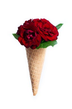 Dondurma külahı ve bir buket yaz çiçeği beyaz arka planda kırmızı güller. Diyet ve düşünme kutu tasarımı konsepti dışında