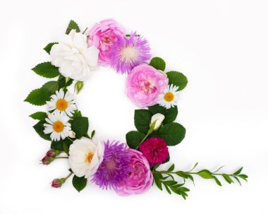 Q harfi, konsept alfabe tasarımı. Çiçekli yaz yazı tipi. Mevsimlik dekoratif farklı renkte çiçek ve çimenlerin güzel şekilleri. Doğal yaz baskısı