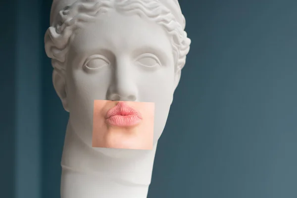 Collage Contemporáneo Yeso Estatua Cabeza Labios Beso Mujer Joven Emocional — Foto de Stock