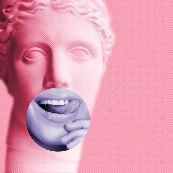 Popüler sanat tarzında alçıdan yapılmış modern bir kolaj. Pembe ve duygusal moda. Genç bir kadın dilini gösteriyor ve dudaklarını yalamaya can atıyor.