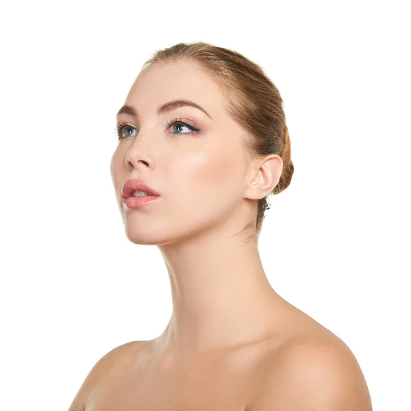 Młoda Atrakcyjna Kobieta Doskonałym Makijażem Pozowanie Studio Białym Tle Piękno — Zdjęcie stockowe