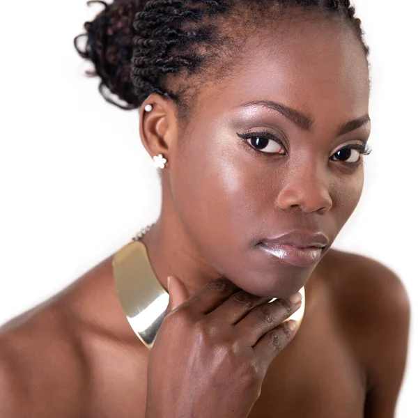 Piękna Młoda Afroamerykanka Piękno Portret Uroczej Dziewczyny Złotą Biżuterią Szyi — Zdjęcie stockowe