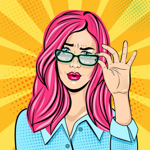 すごい感情的なポップアートの顔 長いピンク色の髪と開いた口を持つセクシーな女性は 彼女の手で眼鏡を保持し 興味と不信感を見ています レトロ漫画風のベクトルポスター — ストックベクタ