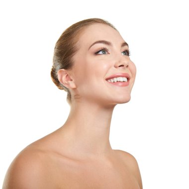 Stüdyoda poz veren ve beyaz arka planda gülümseyen genç ve çekici bir kadın. Mükemmel gülüşü olan güzel kız.. 