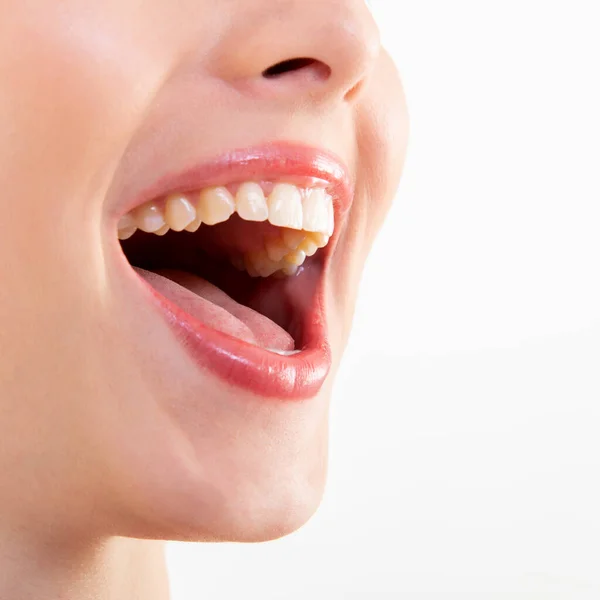 笑一个健康而美丽 笑着的女人 有着巨大的牙齿的女人的嘴覆盖着白色的背景 牙齿健康 假肢和护理 快乐与喜悦 — 图库照片