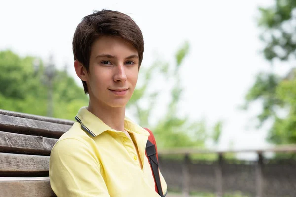 Joven Guapo Años Edad Adolescente Con Camiseta Amarilla Sentado Banco —  Fotos de Stock