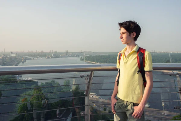 Mladý Pohledný Let Teen Chlapec Stojící Mostě Usmívající Přes Panorama — Stock fotografie