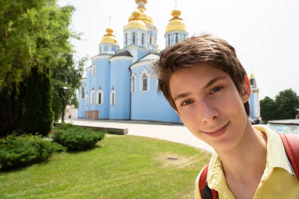 Joven Guapo Adolescente Años Mirando Cámara Feliz Sonriente Toma Una — Foto de Stock