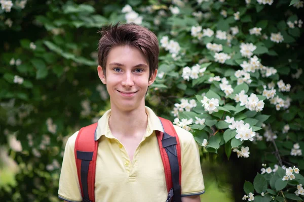 Νεαρός Όμορφος 15Χρονος Έφηβος Φοράει Κίτρινο Shirt Σακίδιο Κοιτάζοντας Την — Φωτογραφία Αρχείου