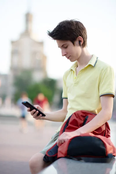 小男孩在夏城户外用智能手机 15岁的青少年通过手机说话和传递信息 城市年轻人的生活方式 — 图库照片