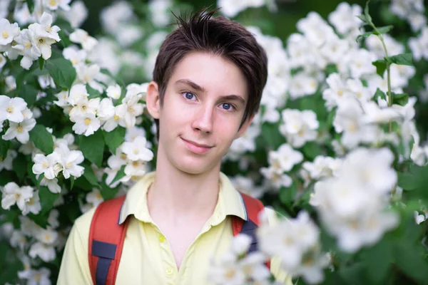 Mladý Pohledný Let Teen Chlapec Sobě Žluté Tričko Batohem Při — Stock fotografie