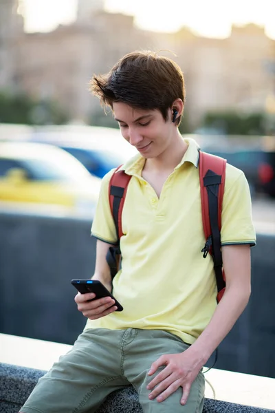 Menino Usando Smartphone Livre Cidade Verão Anos Adolescente Falando Envia — Fotografia de Stock