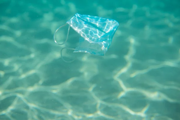 Ocean Pollution Personal Protective Mask Floats Underwater Consequences Overuse Surgical — Stock Photo, Image