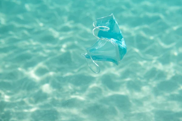 Poluição Oceânica Máscara Proteção Pessoal Flutua Debaixo Água Consequências Uso — Fotografia de Stock