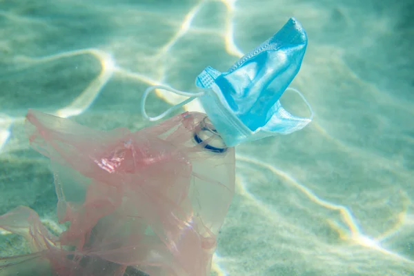 Θαλάσσια Ρύπανση Προσωπική Προστατευτική Μάσκα Πλαστικό Μπουκάλι Και Τσάντα Κάτω — Φωτογραφία Αρχείου