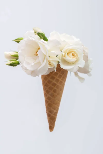 Zmrzlinový Vaflový Kornout Kyticí Letních Květin Bílé Růže Dieta Myšlení — Stock fotografie