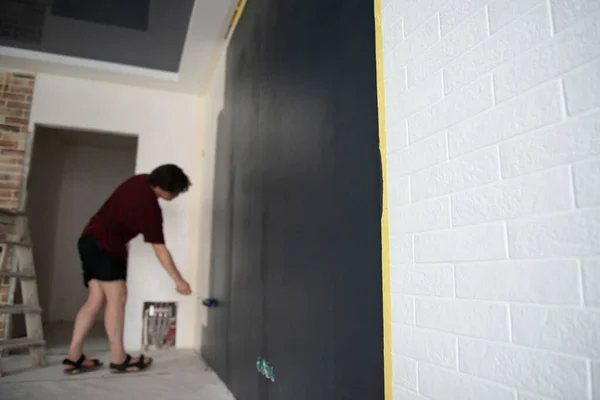 롤러드 페인팅 근처에 롤러코스터를 바라보는 노동자들은 페인트를칠 수리합니다 일하는 집수리 — 스톡 사진