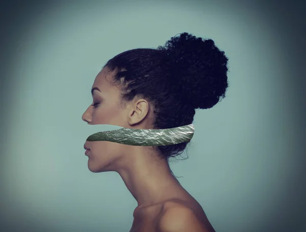 Genç Güzel Afrikalı Amerikalı Kadın Meditasyon Yapıyor Kafasında Deniz Olan — Stok fotoğraf