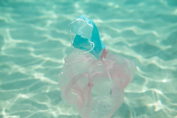 Poluição Oceânica Máscara Proteção Individual Garrafa Plástico Saco Subaquático Consequências — Fotografia de Stock