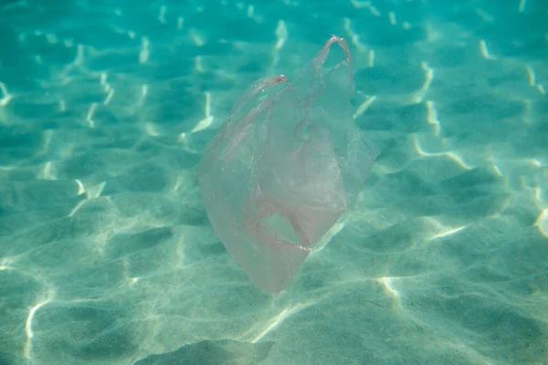 Загрязнение Океана Пластиковый Пакет Водой — стоковое фото