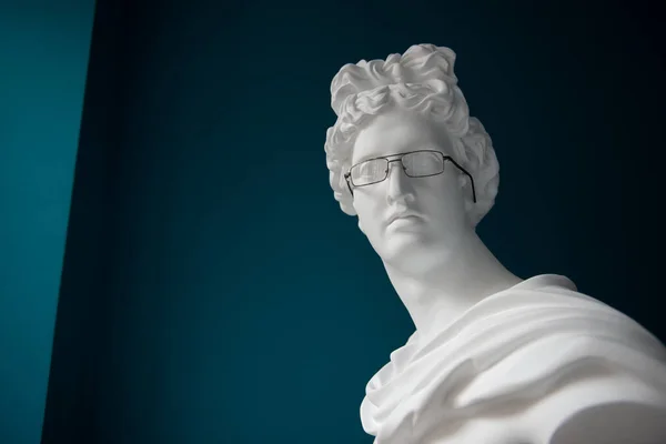 Gipsstatyhuvud Med Glasögon Antiken Och Moderniteten Myopi Och Hyperopi Behandlingskoncept — Stockfoto