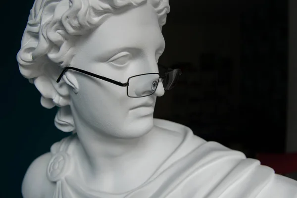 戴着眼镜的石膏雕像头 古老与现代 近视和远视治疗概念 — 图库照片