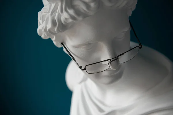 戴着眼镜的石膏雕像头 古老与现代 近视和远视治疗概念 — 图库照片