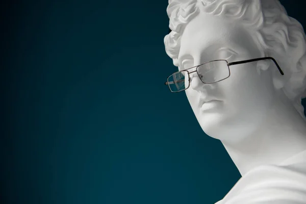 Gipsstatyhuvud Med Glasögon Antiken Och Moderniteten Myopi Och Hyperopi Behandlingskoncept — Stockfoto