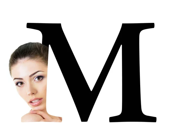 字母M 概念字母表设计与年轻漂亮女子的容貌 概念时尚之泉 — 图库照片