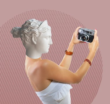 Çağdaş alçı heykel kafası kolajı ve açık ağızlı genç kadın eski fotoğraf makinesiyle yarım tonlu çizgi roman deseni üzerinde kendi fotoğrafını çekiyor. Antika ve modernlik. Zaman hakkında, ahlak hakkında!