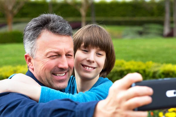 Uomo Ragazzo Che Guardano Smartphone Fanno Selfie Padre Con Figlio — Foto Stock