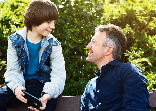 Padre Con Hijo Usando Teléfono Inteligente Aire Libre Juntos Niño —  Fotos de Stock
