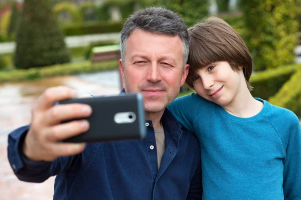 Muž Chlapec Dívají Smartphone Berou Selfie Otec Synem Pomocí Chytrý — Stock fotografie