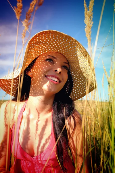 Ung kvinne med solhatt – stockfoto