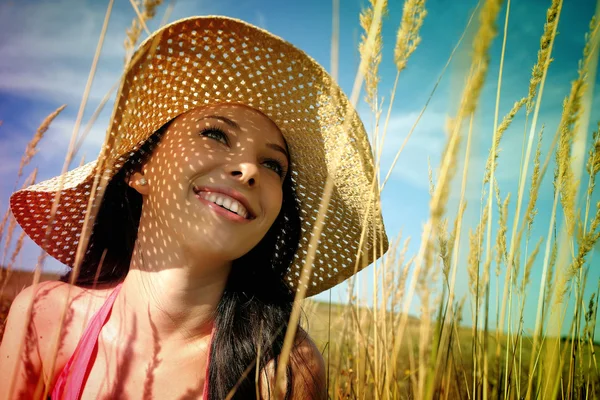 Mladá žena s kloboukem slunce — Stock fotografie