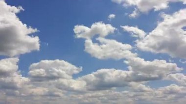 Mavi gökyüzü ve bulutlar. zaman atlamalı