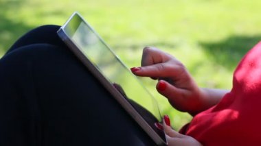 kadın onun tablet ile